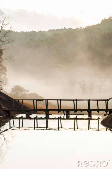 Papier peint  Pont sur fond brumeux