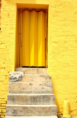 Papier peint  Porte de maison en métal jaune