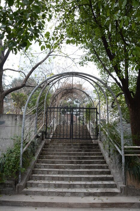 Papier peint  Porte fermée sur un escalier