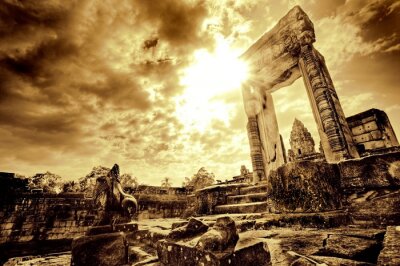 Porte Lone debout dans les ruines du temple désolées