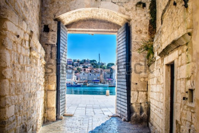 Papier peint  Porte surplombant une ville méditerranéenne