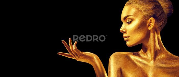 Papier peint  Portrait de femme aux tons dorés sur fond noir