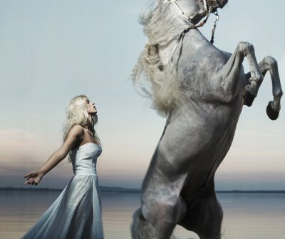 Portrait de femme et cheval gris