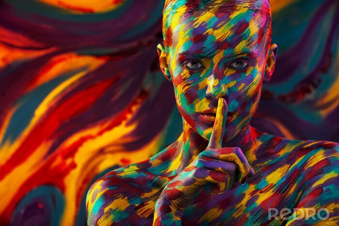 Papier peint  Portrait de la belle femme lumineuse avec maquillage coloré et bodyart