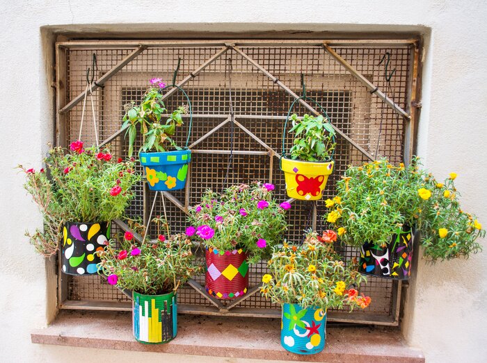 Papier peint  Pots de fleurs suspendus à la fenêtre