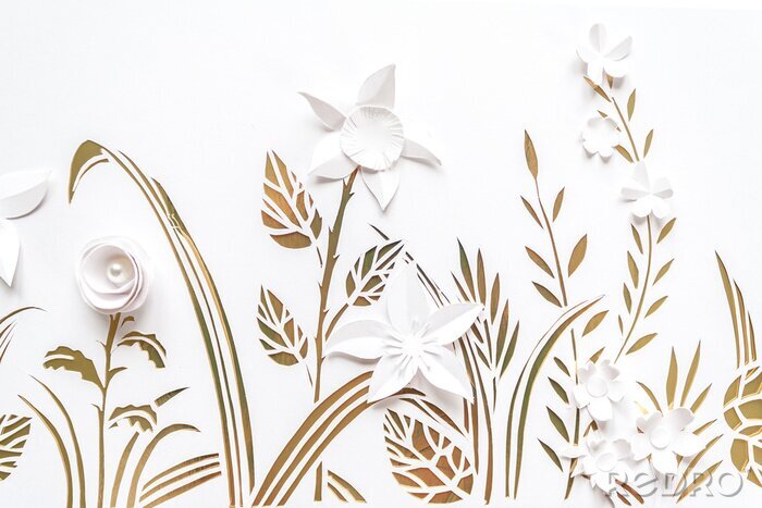 Papier peint  Prairie florissante d'été. Des fleurs blanches étirées en papier sur un fond blanc et doré.