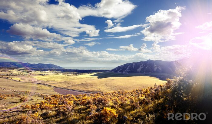 Papier peint  Puesta del sol paisaje. Los campos y sol. Cielo azul y nubes