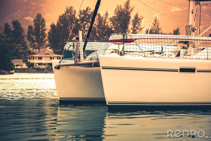 Papier peint  Recreational Yacht in sunlight haze