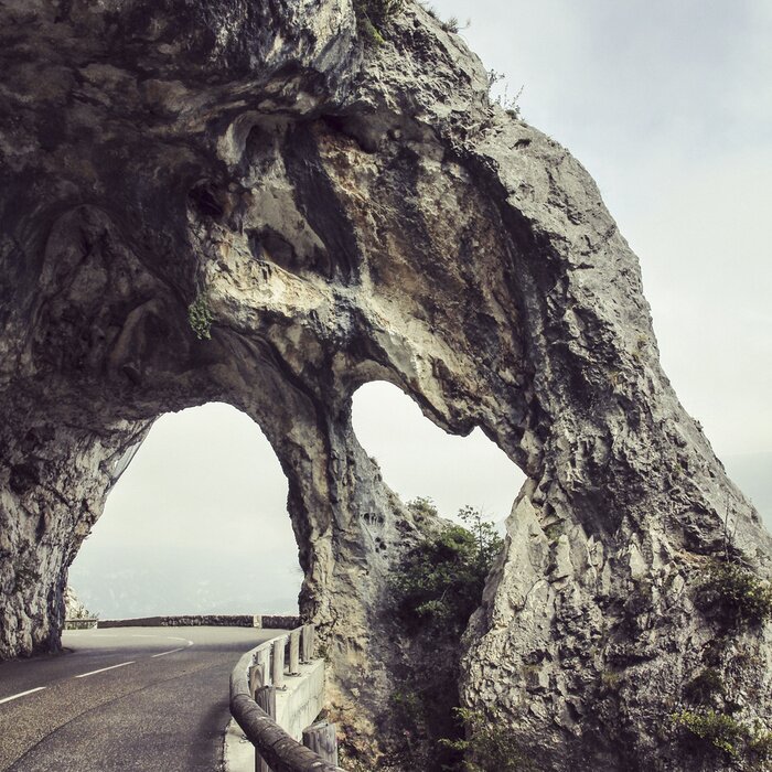 Papier peint  Roche au-dessus d'une route goudronnée