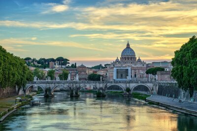Rome et coucher de soleil sur le fleuve