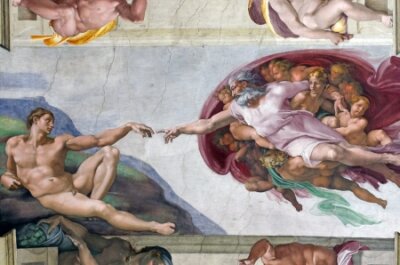 Papier peint  ROME, ITALIE - Mars 08: le chef-d'œuvre de Michel-Ange: La Création d'Adam dans la chapelle Sixtine, Musée du Vatican le 08 Mars 2011 à Rome, Italie