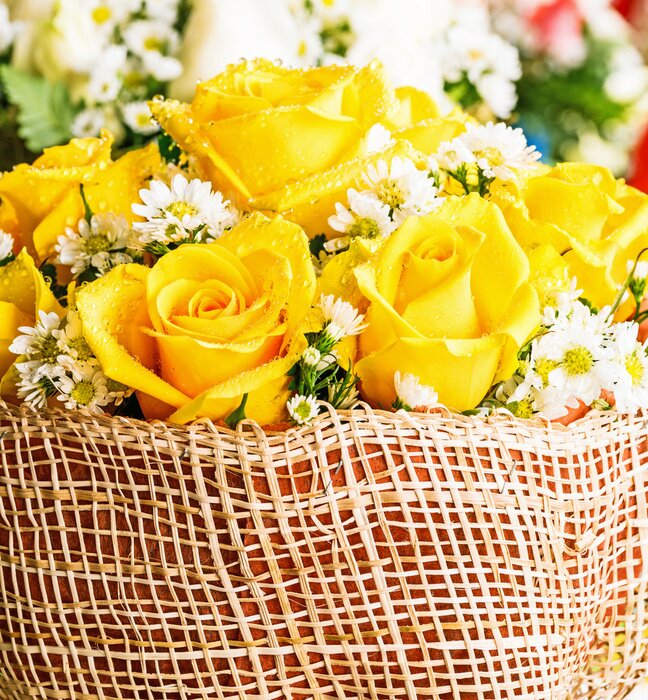 Papier peint  Roses et pâquerettes dans le panier