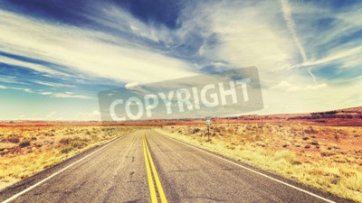 Papier peint  Route rétro à travers le désert