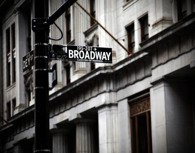 Rue avec un panneau de signalisation à Broadway