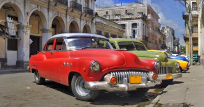 Rue de La Havane avec de vieux véhicules colorés dans un cru