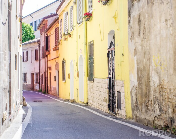Papier peint  Rue étroite et maisons de couleur