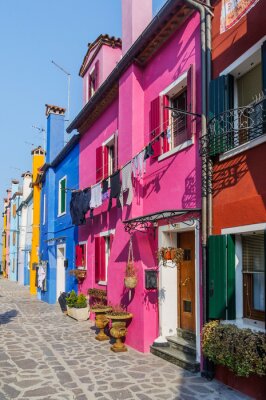 Papier peint  Rue tranquille avec des maisons colorées