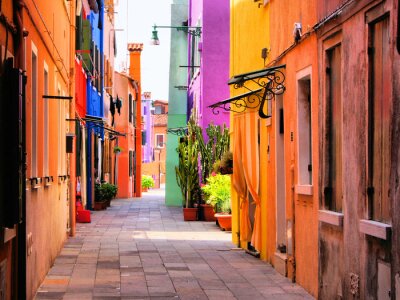 Rue vénitienne colorée avec des maisons