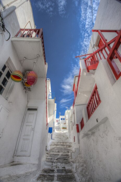 Papier peint  Ruelle blanche et ciel bleu