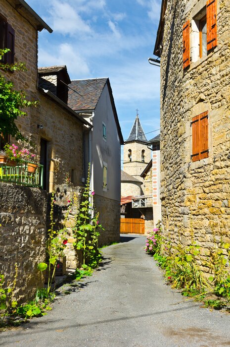 Papier peint  Ruelle en béton avec une tour