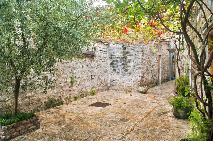 Papier peint  Ruelle en pierre avec des arbres