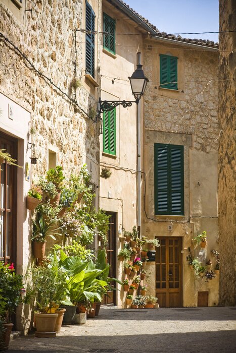 Papier peint  Ruelle ensoleillée à Majorque