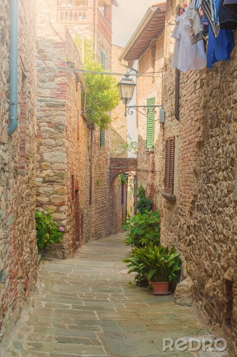 Papier peint  Ruelle ensoleillée village italien