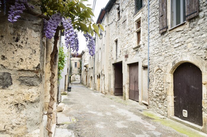 Papier peint  Ruelle entre de vieilles maisons