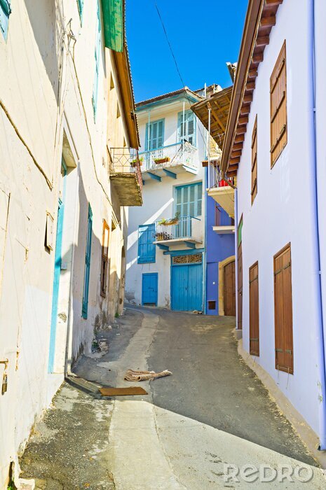 Papier peint  Ruelle escarpée sous un ciel dégagé