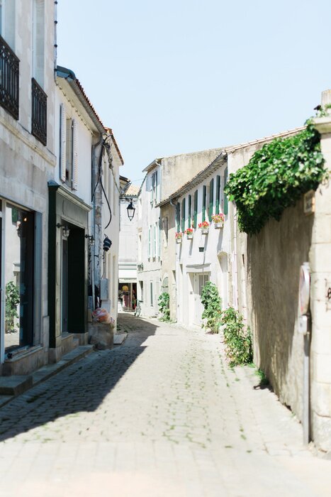 Papier peint  Ruelle et maisons claires anciennes