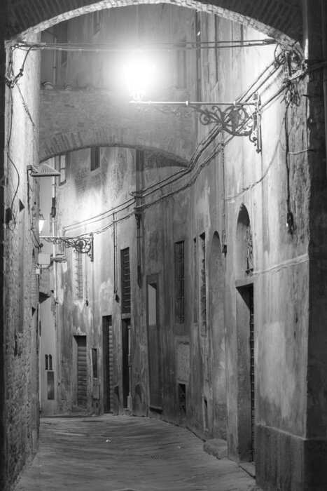Papier peint  Ruelle noir et blanc de nuit