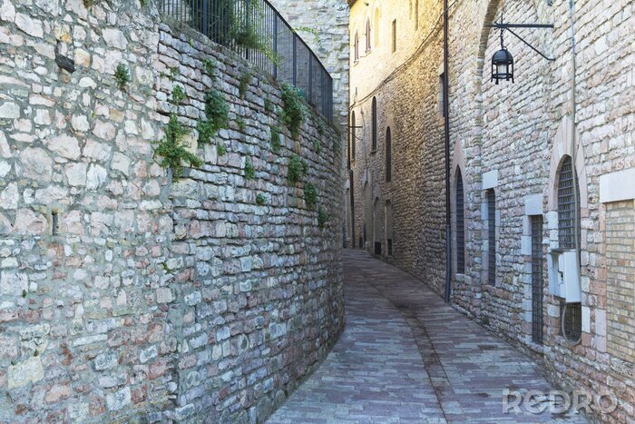 Papier peint  Ruelle ombragée entre les murs