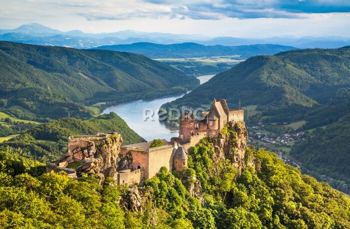 Papier peint  Ruines de château paysage verdoyant avec collines