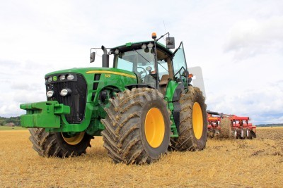 Papier peint  SALO, FINLAND - AUGUST 10  John Deere 8430 Agricultural Tractor and Vaderstad Cultivator displayed at the annual Puontin Peltopaivat Agricultural Show in Salo, Finland on August 10, 2013 
