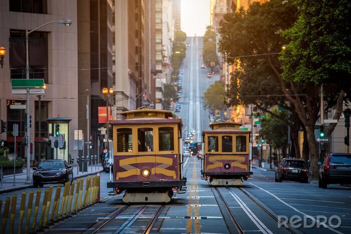 Papier peint  San Francisco Cable Cars sur California Street au lever du soleil, en Californie, États-Unis