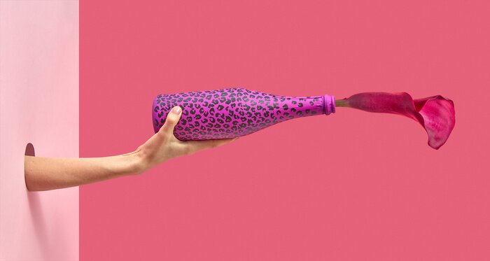 Papier peint  Servir du vin dans une version artistique