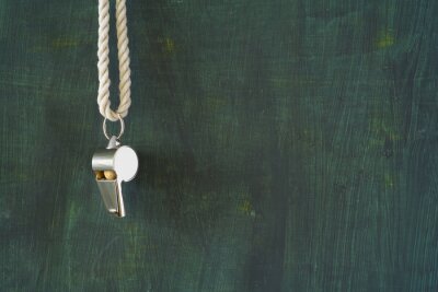 Sifflet d'arbitre sur un fond en bois