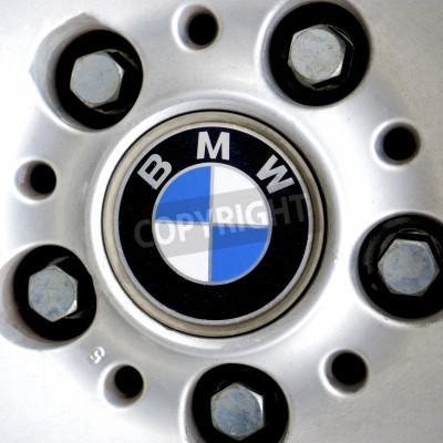 Papier peint  signe sur la voiture BMW avec la vis d'argent