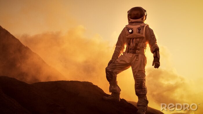 Papier peint  Silhouette de l'astronaute debout sur la montagne rocheuse de la planète rouge extraterrestre / Mars. Première mission habitée sur Mars. Exploration spatiale, colonisation.