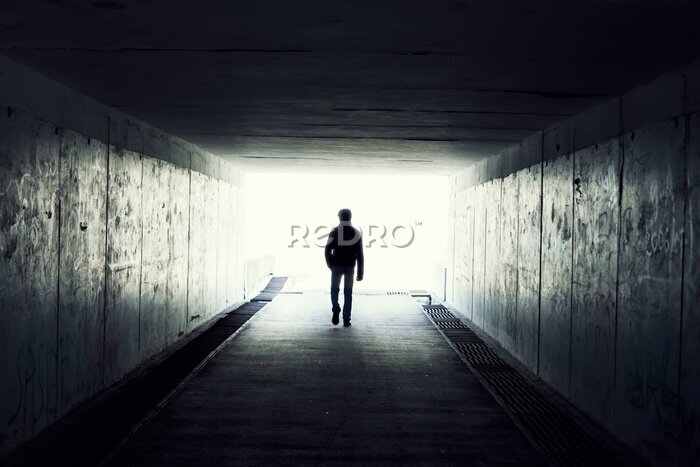 Papier peint  Silhouette de la marche Man dans le tunnel. Lumière au bout du tunnel