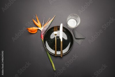 Papier peint  Simple table setting with bird of paradise flower on dark background