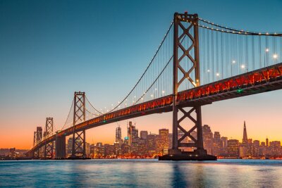 Skyline de San Francisco avec Oakland Bay Bridge au coucher du soleil, Californie, USA