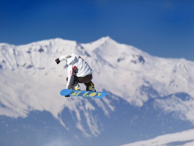 Papier peint  Snowboarder saut arrière-plan montagnes