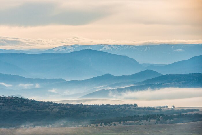 Papier peint  Sommets des montagnes dans la brume