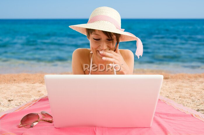 Papier peint  Sourire fille portant un bikini utilisant un ordinateur portable à la mer