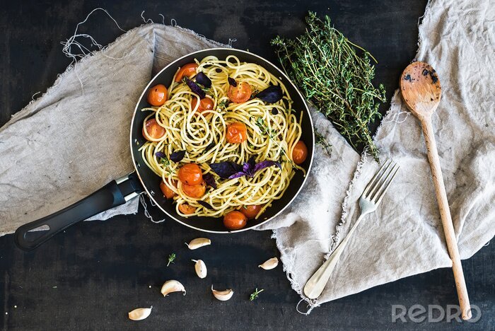 Papier peint  Spaghettis aux légumes dans une casserole