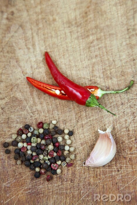 Papier peint  Sred hot chili peppers avec des épices ingrédients sur bois