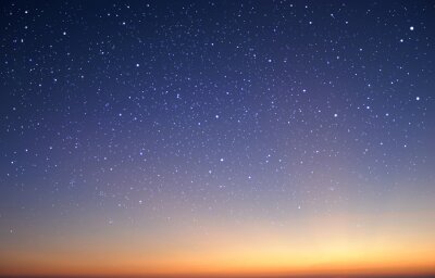 Starry dans le ciel de nuit avec le lever du soleil