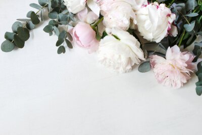 Papier peint  Style de stock photo. Composition florale décorative de nature morte. Bouquet de mariage ou d'anniversaire de fleurs de pivoine roses et blanches et de branches d'eucalyptus. Fond de table blanc Lay p