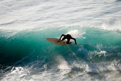Surfeur sur une eau d'azur